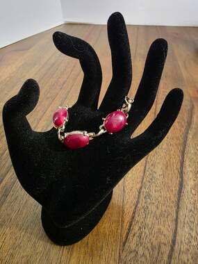 Vintage Red Jade Cabochon Bracelet Gold Tone Link Bracelet Valentine's Day Glam